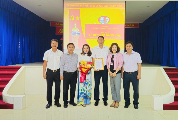 Đảng bộ Trường Đại học Thể dục thể thao TP. Hồ Chí Minh: Chi bộ 5 tổ chức Lễ kết nạp Đảng viên