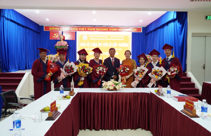 USH -  Tổ chức Lễ bảo vệ Luận án Tiến sĩ cấp trường cho Nghiên cứu sinh Trần Văn Hạnh
