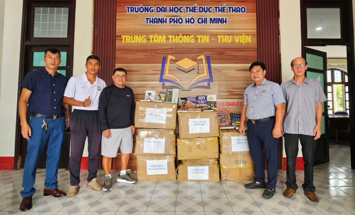 TS. Trần Trọng Anh Tú trao tặng gần 500 ấn phẩm quý về môn Quần vợt cho Trung tâm Thông tin, Thư viện - Trường Đại học Thể dục thể thao Thành phố Hồ Chí Minh