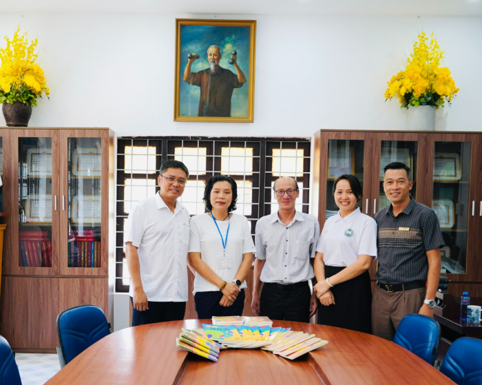 Tiếp nhận sách – giáo trình chuyên ngành thể thao do PGS.TS Đinh Quang Ngọc trao tặng