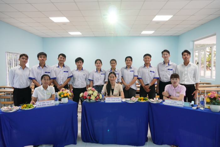 USH - Sinh viên khóa 45 Trường Đại học Thể dục Thể thao TP. Hồ Chí Minh báo cáo đề cương khóa luận tốt nghiệp.