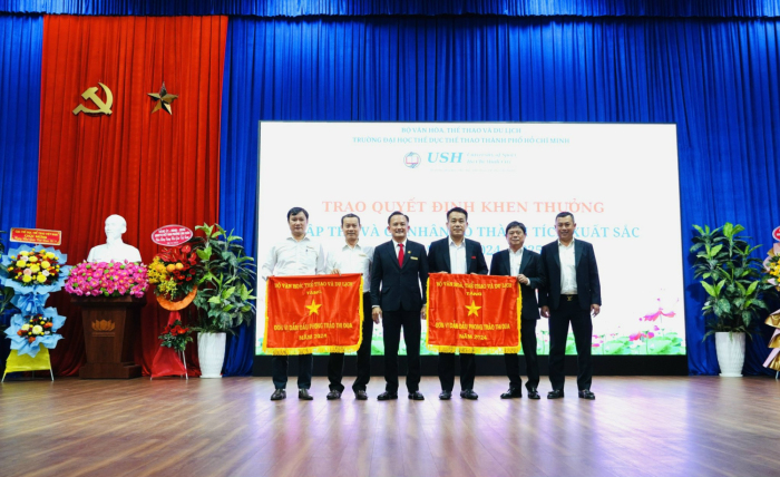 TRƯỜNG ĐẠI HỌC THỂ DỤC THỂ THAO TP. HỒ CHÍ MINH TRANG TRỌNG KỶ NIỆM 43 NĂM NGÀY NHÀ GIÁO VIỆT NAM 20/11 VÀ TUYÊN DƯƠNG CÁC TẬP THỂ, CÁ NHÂN XUẤT SẮC NĂM HỌC 2024 – 2025