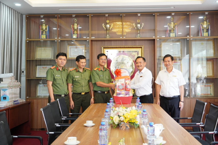 CÔNG AN TP. HỒ CHÍ MINH THĂM VÀ CHÚC MỪNG TRƯỜNG ĐẠI HỌC THỂ DỤC THỂ THAO TP.HCM NHÂN NGÀY NHÀ GIÁO VIỆT NAM 20/11