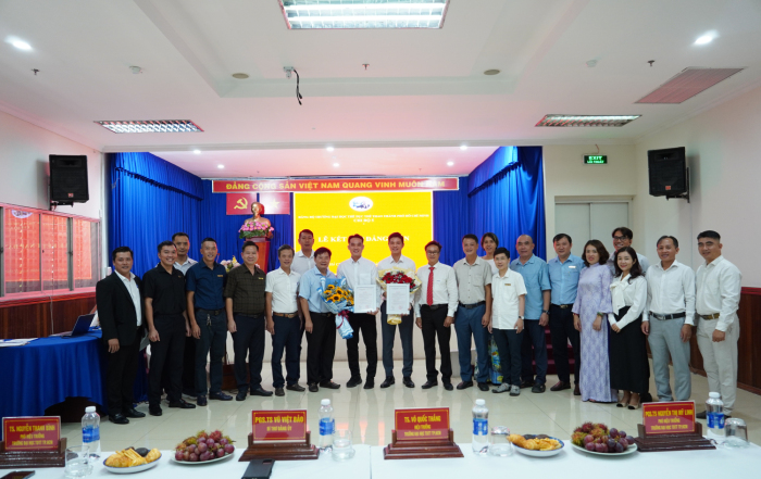 Đảng bộ Trường Đại học Thể dục Thể thao TP. Hồ Chí Minh: Chi bộ 5 long trọng tổ chức Lễ kết nạp hai quần chúng ưu tú vào Đảng Cộng sản Việt Nam