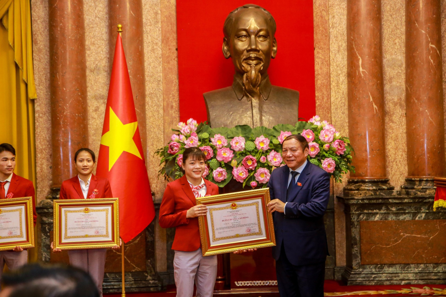 Bộ trưởng Bộ Văn hoá, Thể thao và Du lịch Nguyễn Văn Hùng trao Huân chương Lao động hạng Ba cho các VĐV tham dự SEA Games 32.