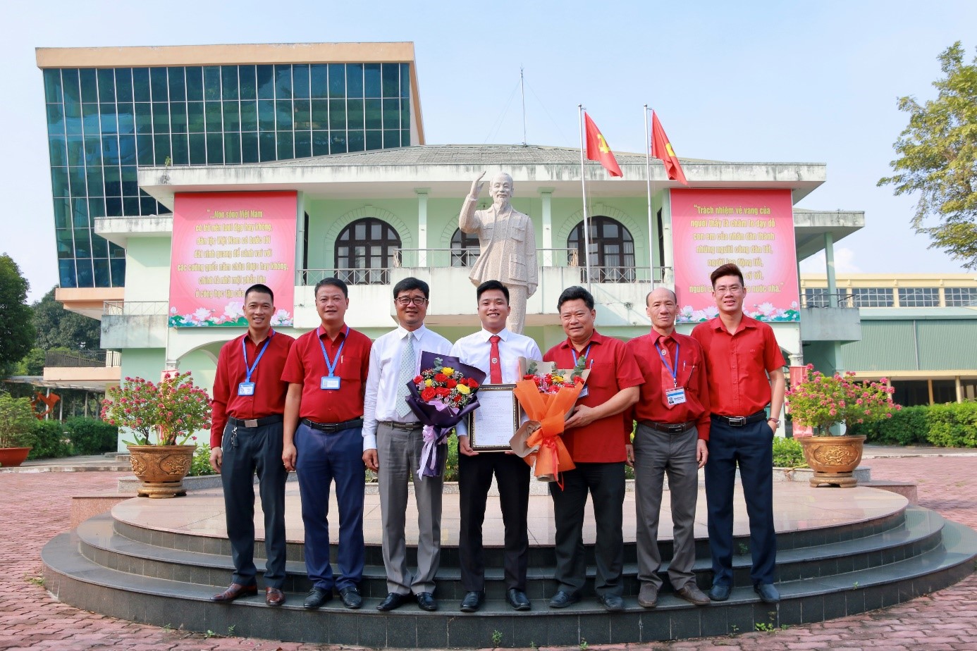 Chi bộ 2 kết nạp Đảng viên mới