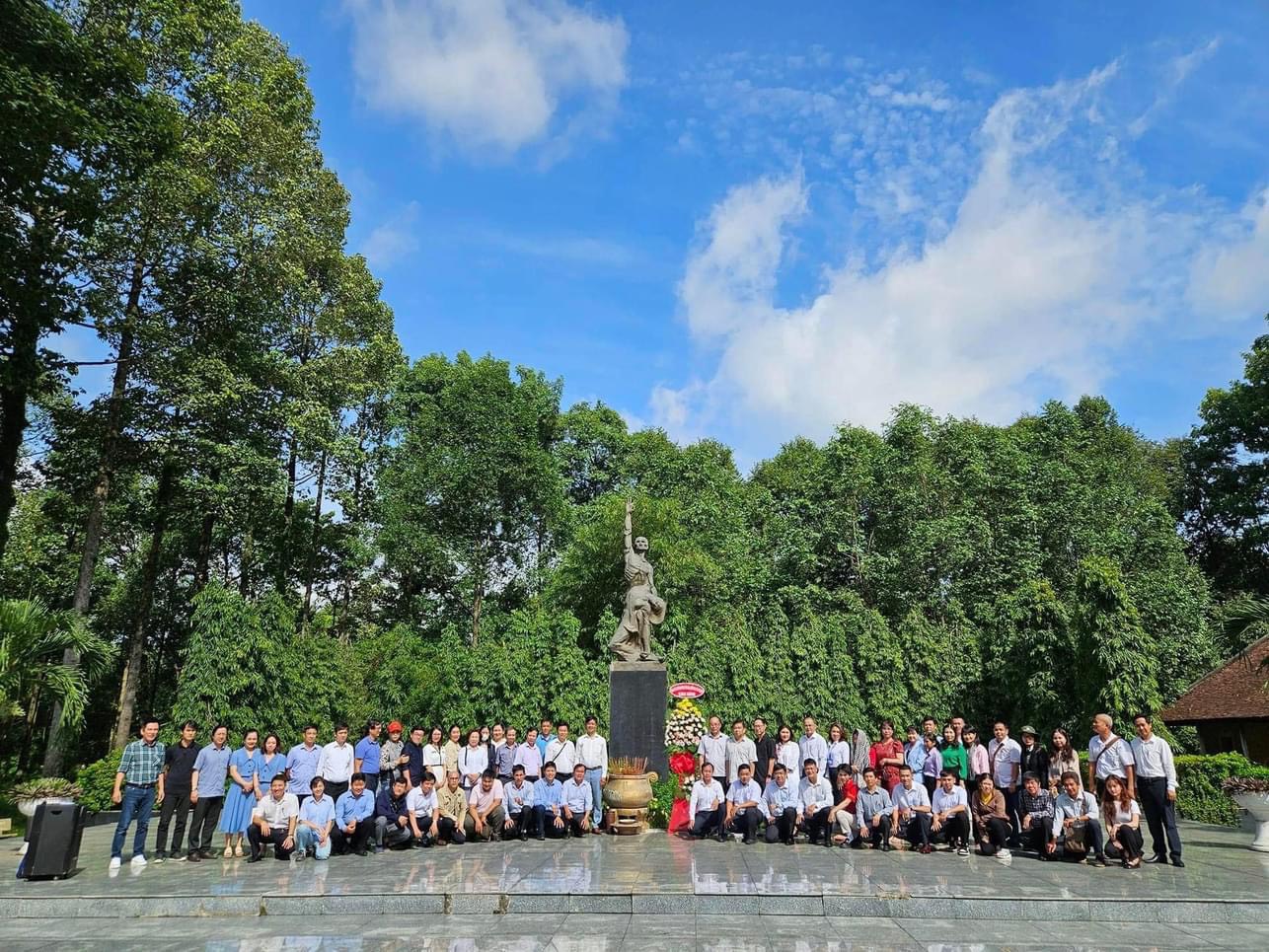 Tham dự Hội nghị tập huấn nghiệp vụ công tác xây dựng Đảng năm 2023.