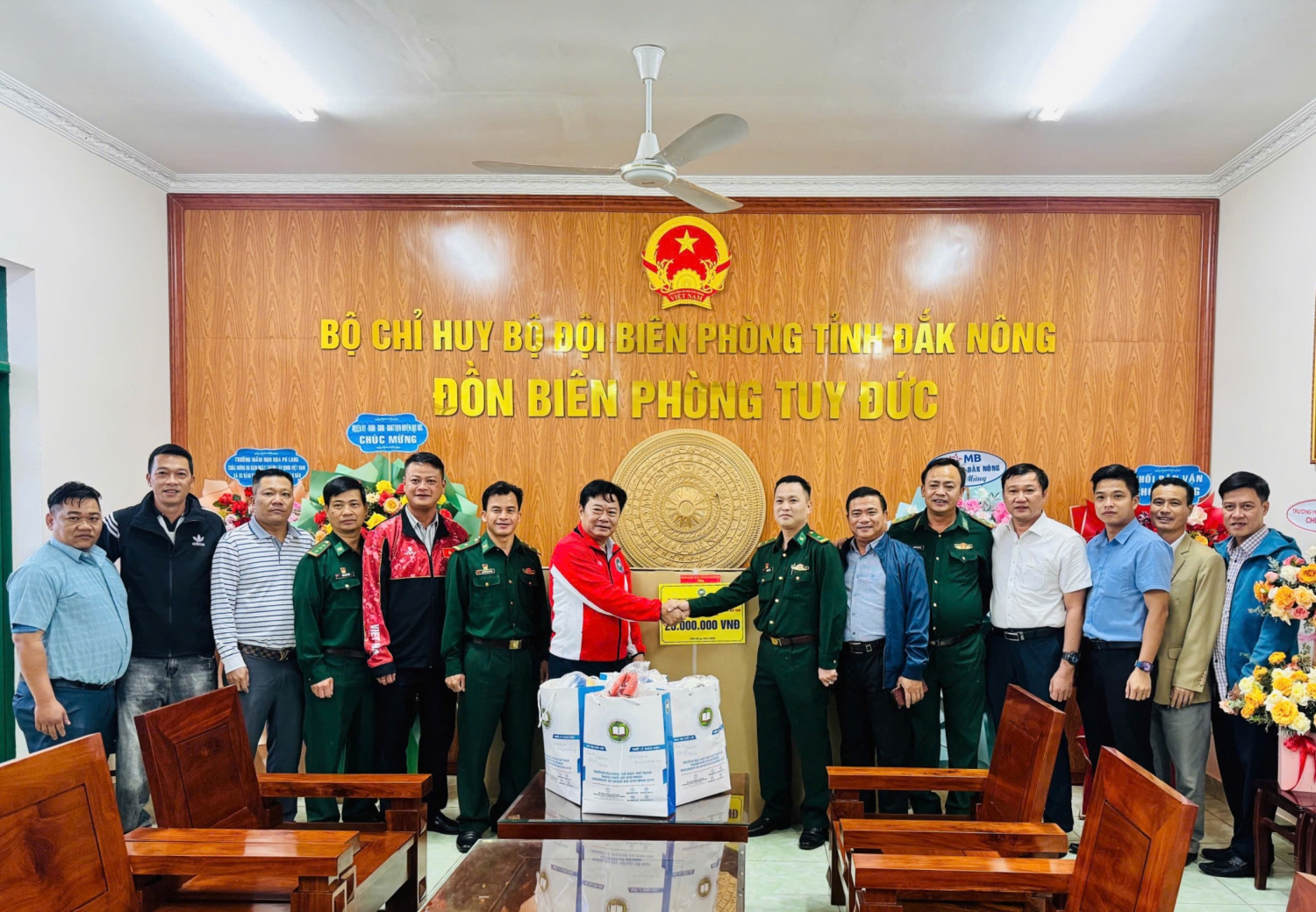 USH – Đoàn cán bộ Trường Đại học TDTT TP. Hồ Chí Minh thăm và tặng quà Đồn biên phòng, huyện Tuy Đức, tỉnh Đắk Nông nhân kỷ niệm 80 năm Ngày thành lập Quân đội nhân dân Việt Nam.